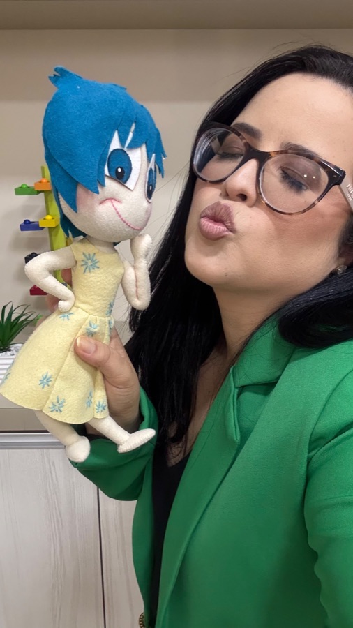 Mônica Mariane com uma boneca de feltro usada nas atividades com crianças
